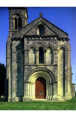 Façade de l'Église Saint-Pierre de Loupiac à Loupiac, Gironde (33)