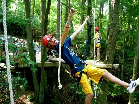 Parcours aventure dans les arbres - Adventure Camp à Aubenas, Ardèche (07)