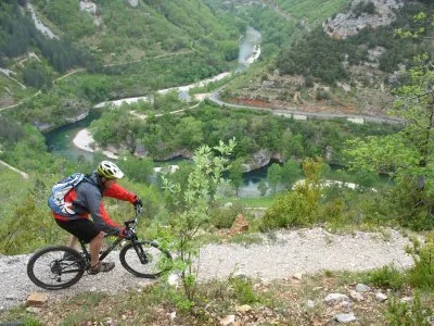 Randonnée pédestre et VTT - Escapade Loisirs à Vallon-Pont-d'Arc, Ardèche (07)